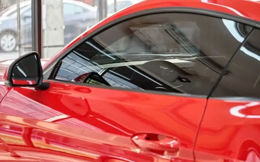vitre teintée voiture de sport