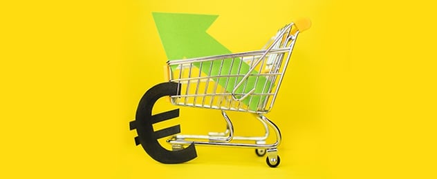 Einkaufswagen mit steigendem Umsatz. Symbolisiert durch einen Pfeil.