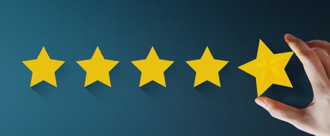 5 stelle di recensione su sfondo blu