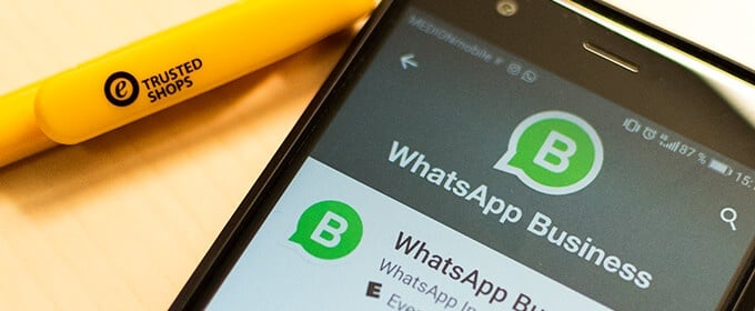 smartphone su tavolo e penna gialla