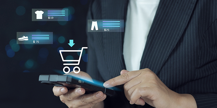 mains d'un homme en costume qui effectue un achat en ligne sur un téléphone portable