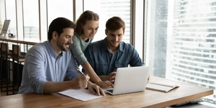 Employés travaillant devant un ordinateur portable