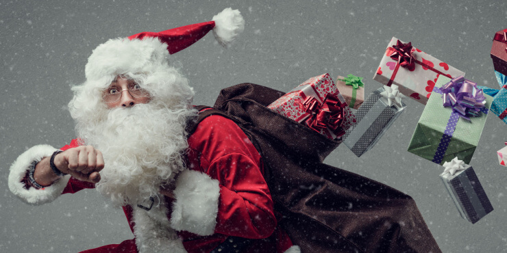 Le Père Noël fait des achats de dernière minute dans une boutique en ligne de Trusted Shops