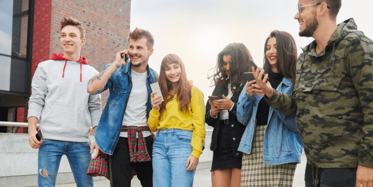 un groupe de jeunes de la generation Z sur leurs téléphones portables