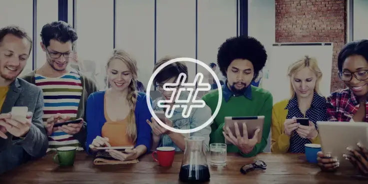 un groupe de personnes qui regardent des écrans en arrière plan et le signe hashtag en premier plan