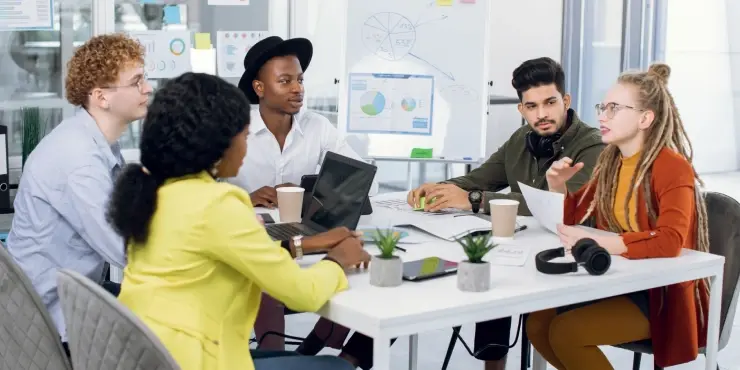 groupe de personnes en réunion dans un bureau